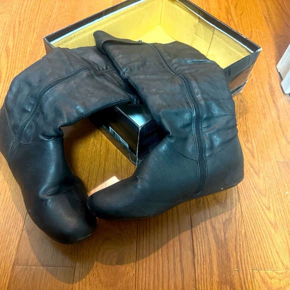 Black boots with clasp. - Picture 1 of 3